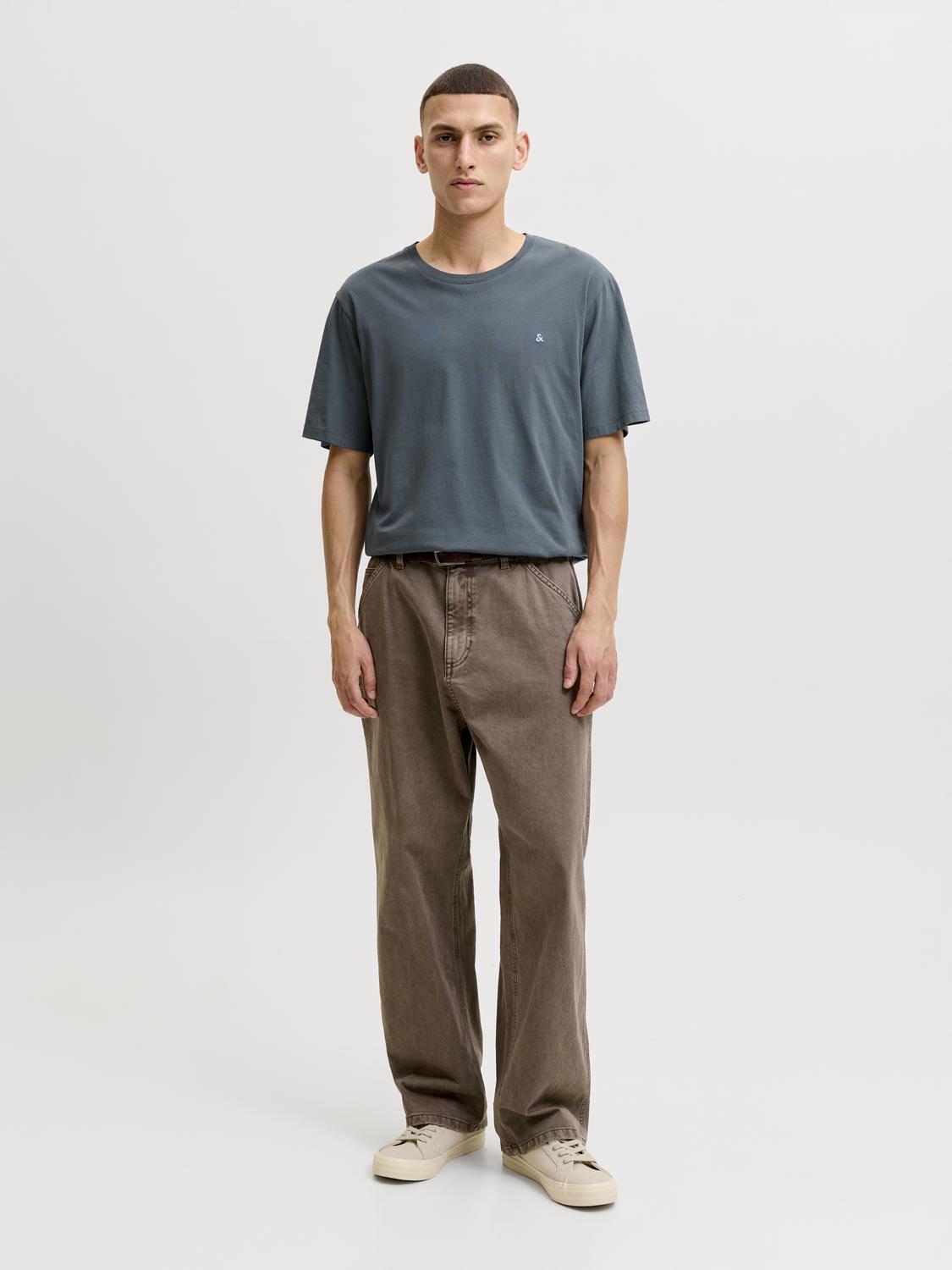 model_shot-front_full